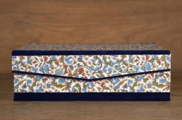 Blue box with gold hinged lid magnet spelled velvet Papeterie Schreibweise